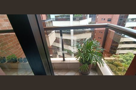 Apartamento à venda com 218m², 5 quartos e 4 vagasVaranda