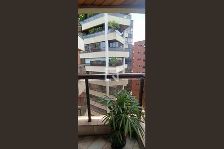 Apartamento à venda com 218m², 5 quartos e 4 vagasVaranda