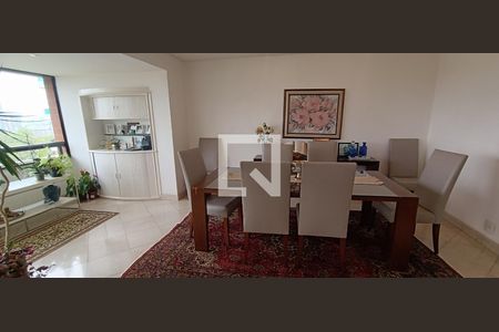 Apartamento à venda com 218m², 5 quartos e 4 vagasSala