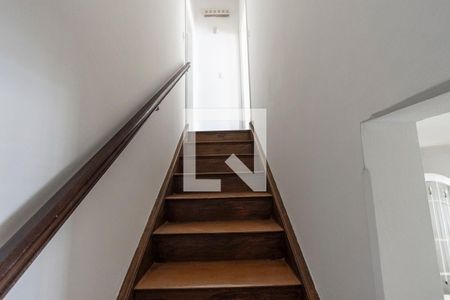 Casa à venda com 105m², 2 quartos e 2 vagasEscada