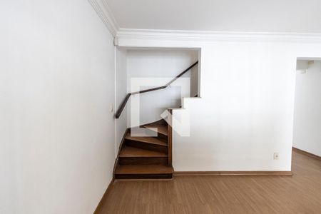 Casa à venda com 105m², 2 quartos e 2 vagasEscada