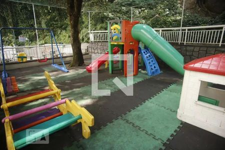 Apartamento à venda com 98m², 4 quartos e 2 vagasÁrea comum - Playground
