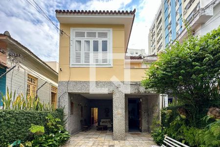 Casa à venda com 296m², 4 quartos e 3 vagas Casa à venda com 296m², 4 quartos e 3 vagasFachada