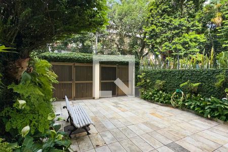 Casa à venda com 296m², 4 quartos e 3 vagas Casa à venda com 296m², 4 quartos e 3 vagasÁrea externa