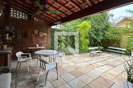 Casa à venda com 296m², 4 quartos e 3 vagas Casa à venda com 296m², 4 quartos e 3 vagasQuintal