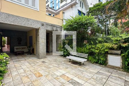 Casa à venda com 296m², 4 quartos e 3 vagas Casa à venda com 296m², 4 quartos e 3 vagasÁrea externa