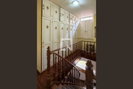 Casa à venda com 296m², 4 quartos e 3 vagas Casa à venda com 296m², 4 quartos e 3 vagasEscada