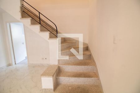 Escada de casa para alugar com 2 quartos, 180m² em Vila Congonhas, São Paulo