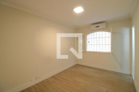 Casa à venda com 250m², 3 quartos e 3 vagasSuíte