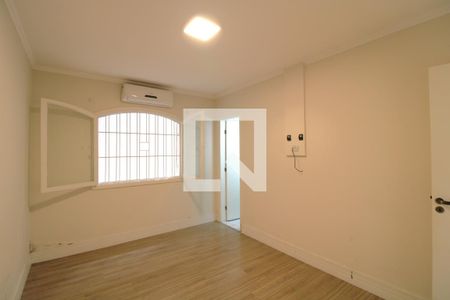 Casa à venda com 250m², 3 quartos e 3 vagasSuíte