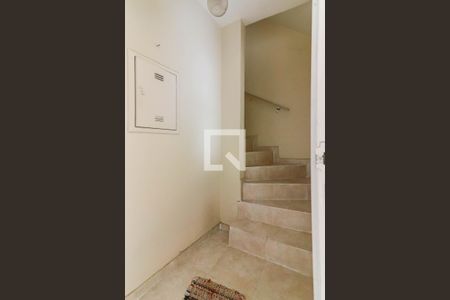 Casa de condomínio à venda com 80m², 2 quartos e 1 vaga Casa de condomínio à venda com 80m², 2 quartos e 1 vagaEscadas