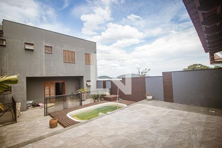 Casa à venda com 244m², 3 quartos e 3 vagas Casa à venda com 244m², 3 quartos e 3 vagasÁrea comum - Piscina