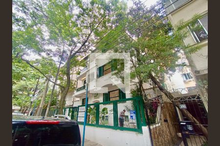 Apartamento à venda com 37m², 1 quarto e sem vaga Apartamento à venda com 37m², 1 quarto e sem vagaFachada com cartaz QA