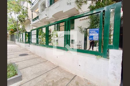 Apartamento à venda com 37m², 1 quarto e sem vaga Apartamento à venda com 37m², 1 quarto e sem vagaFachada com cartaz QA