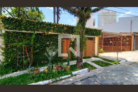 Casa à venda com 250m², 4 quartos e 1 vaga Casa à venda com 250m², 4 quartos e 1 vagaFachada