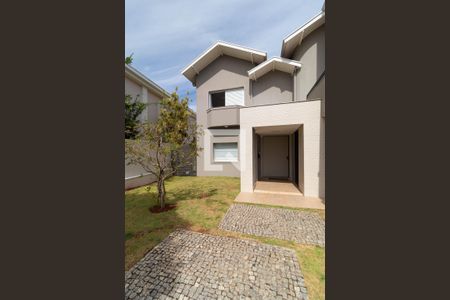 Casa de condomínio à venda com 555m², 4 quartos e 2 vagas Casa de condomínio à venda com 555m², 4 quartos e 2 vagasFachada