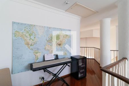 Casa de condomínio à venda com 555m², 4 quartos e 2 vagas Casa de condomínio à venda com 555m², 4 quartos e 2 vagasCorredor