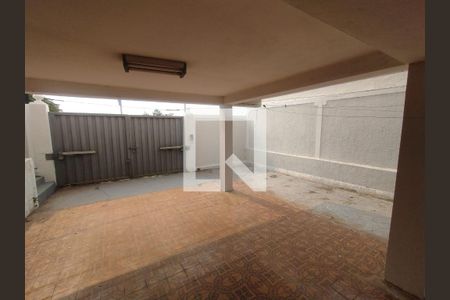 Casa à venda com 182m², 3 quartos e 8 vagas Casa à venda com 182m², 3 quartos e 8 vagasGaragem