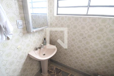 Casa à venda com 182m², 3 quartos e 8 vagasBanheiro 2