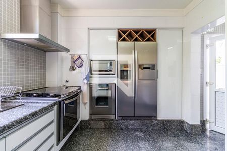 Casa à venda com 350m², 5 quartos e 3 vagas Casa à venda com 350m², 5 quartos e 3 vagasCozinha