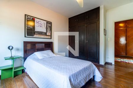 Casa à venda com 350m², 5 quartos e 3 vagas Casa à venda com 350m², 5 quartos e 3 vagasQuarto 1