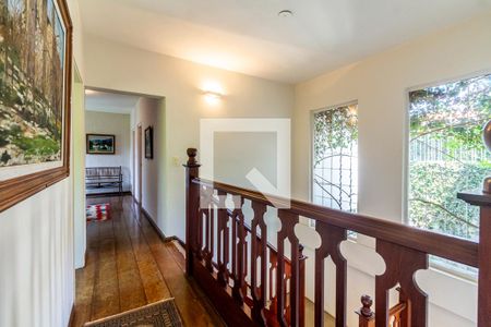 Casa à venda com 350m², 5 quartos e 3 vagas Casa à venda com 350m², 5 quartos e 3 vagasCorredor