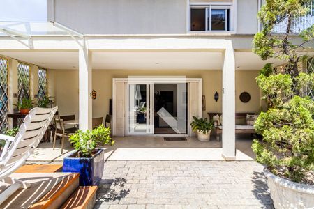 Casa à venda com 350m², 5 quartos e 3 vagas Casa à venda com 350m², 5 quartos e 3 vagasQuintal