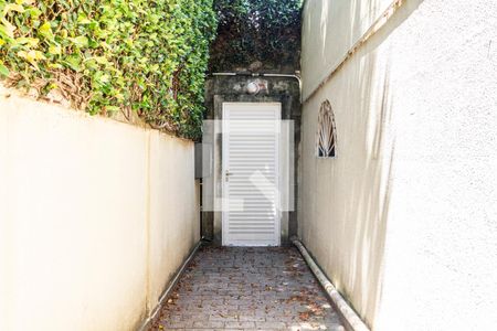 Casa à venda com 350m², 5 quartos e 3 vagas Casa à venda com 350m², 5 quartos e 3 vagasQuintal