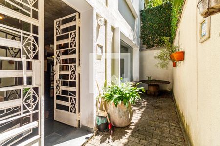 Casa à venda com 350m², 5 quartos e 3 vagas Casa à venda com 350m², 5 quartos e 3 vagasQuintal