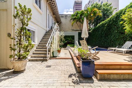 Casa à venda com 350m², 5 quartos e 3 vagas Casa à venda com 350m², 5 quartos e 3 vagasQuintal