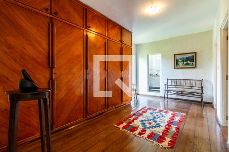 Casa à venda com 350m², 5 quartos e 3 vagas Casa à venda com 350m², 5 quartos e 3 vagasCorredor