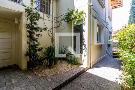 Casa à venda com 350m², 5 quartos e 3 vagas Casa à venda com 350m², 5 quartos e 3 vagasQuintal