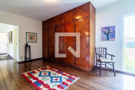 Casa à venda com 350m², 5 quartos e 3 vagas Casa à venda com 350m², 5 quartos e 3 vagasCorredor