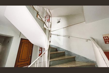 Apartamento à venda com 79m², 2 quartos e 1 vaga Apartamento à venda com 79m², 2 quartos e 1 vagaEscada