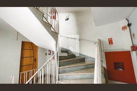 Apartamento à venda com 79m², 2 quartos e 1 vaga Apartamento à venda com 79m², 2 quartos e 1 vagaEscada