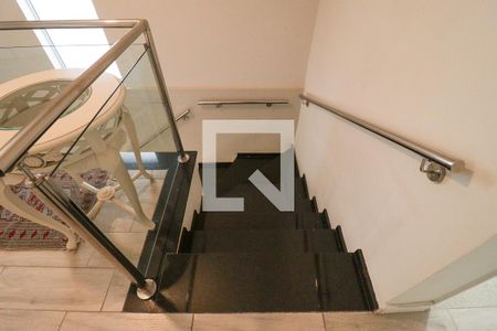 Casa à venda com 300m², 3 quartos e 2 vagas Casa à venda com 300m², 3 quartos e 2 vagasEscada