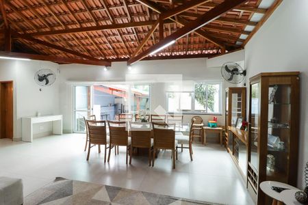 Casa à venda com 300m², 3 quartos e 2 vagas Casa à venda com 300m², 3 quartos e 2 vagasSalão/Escritório