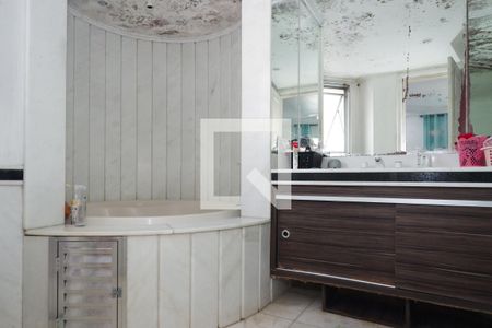 Apartamento à venda com 200m², 4 quartos e 3 vagas Apartamento à venda com 200m², 4 quartos e 3 vagasBanheiro da Suíte 1