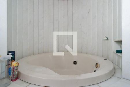 Apartamento à venda com 200m², 4 quartos e 3 vagas Apartamento à venda com 200m², 4 quartos e 3 vagasBanheiro da Suíte 1