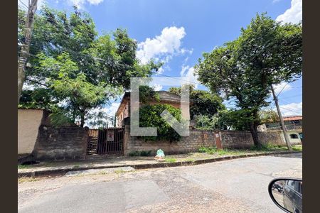 Casa à venda com 366m², 6 quartos e 2 vagas Casa à venda com 366m², 6 quartos e 2 vagasFachada