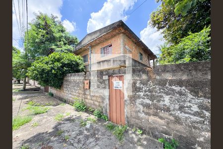 Casa à venda com 366m², 6 quartos e 2 vagas Casa à venda com 366m², 6 quartos e 2 vagasFachada