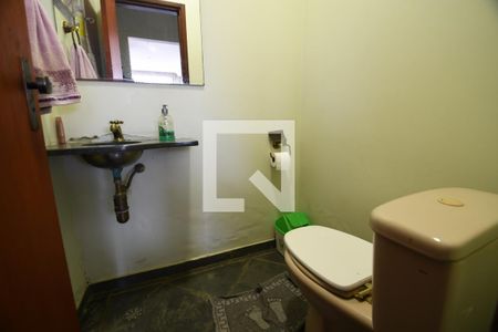 Casa à venda com 242m², 2 quartos e 2 vagasLavabo