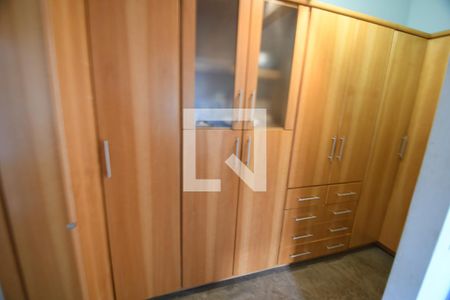 Casa à venda com 242m², 2 quartos e 2 vagasQuarto 2 - Suíte Armários