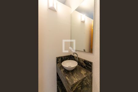 Casa à venda com 160m², 2 quartos e 4 vagas Casa à venda com 160m², 2 quartos e 4 vagasBanheiro Área externa