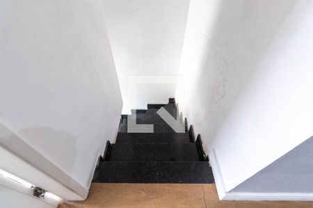 Casa para alugar com 67m², 2 quartos e 2 vagasEscada