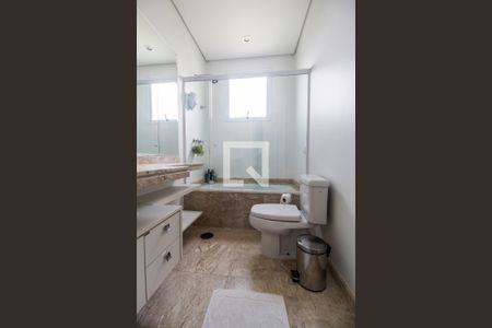 Apartamento à venda com 367m², 4 quartos e 4 vagasBanheiro da Suíte 2