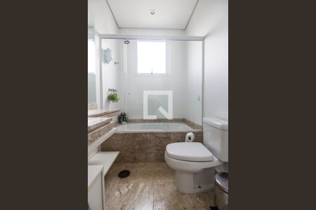 Apartamento à venda com 367m², 4 quartos e 4 vagasBanheiro da Suíte 2