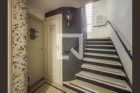 Apartamento para alugar com 87m², 3 quartos e sem vagaEscadas