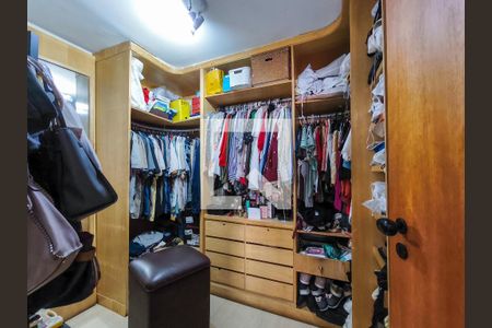 Apartamento à venda com 179m², 4 quartos e 1 vaga Apartamento à venda com 179m², 4 quartos e 1 vagaCloset da suíte