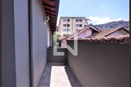 Casa à venda com 320m², 6 quartos e 4 vagas Casa à venda com 320m², 6 quartos e 4 vagasVaranda